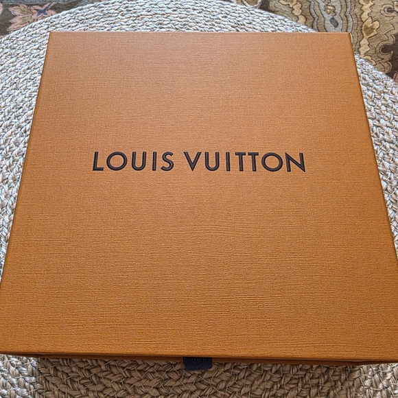Louis Vuitton Reverse Monogram Passport Cover with LV Dust Bag and Box - Picture 9 of 9